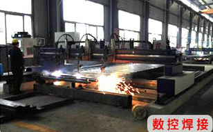 自行走升降機_固定(dìng)登車橋_升降舞台(tái)_移動登車橋_裝卸平台_升降貨梯