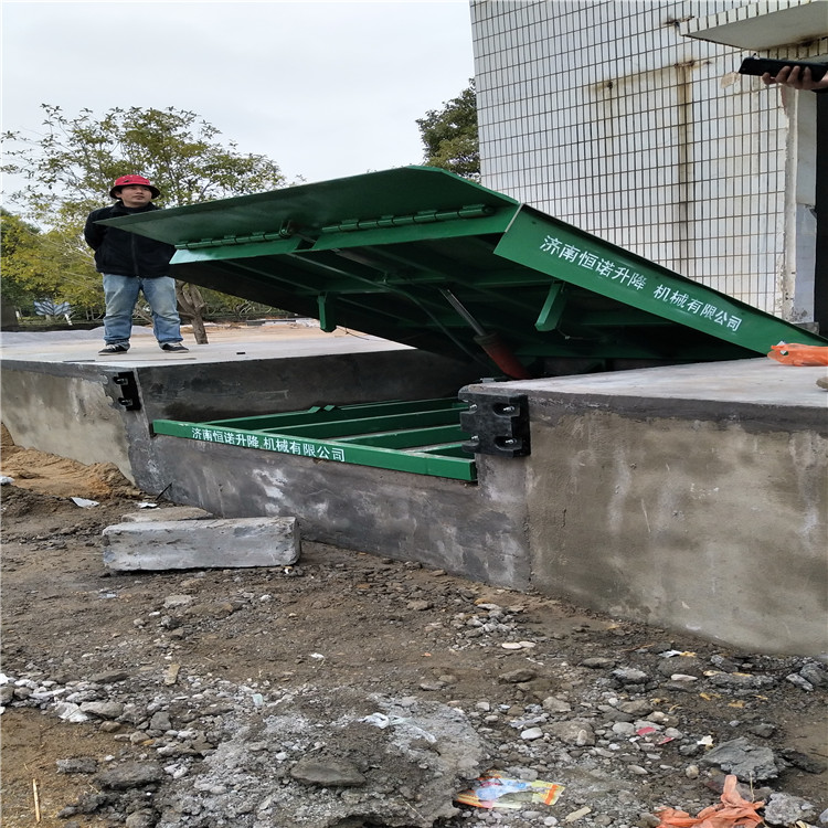 固定登車橋安裝現場 固定登車橋(qiáo)安裝現場